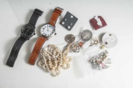 Posten Modeschmuck und Münzen, 3 Modeschmuckperlenketten, 9 Ketten, davon 4 x Silber 925 (1 x m.