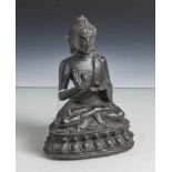 Bronzebuddha, wohl Indien 19. Jahrhundert, im Lotossitz, die Hände im Vitarka mudra. Auf