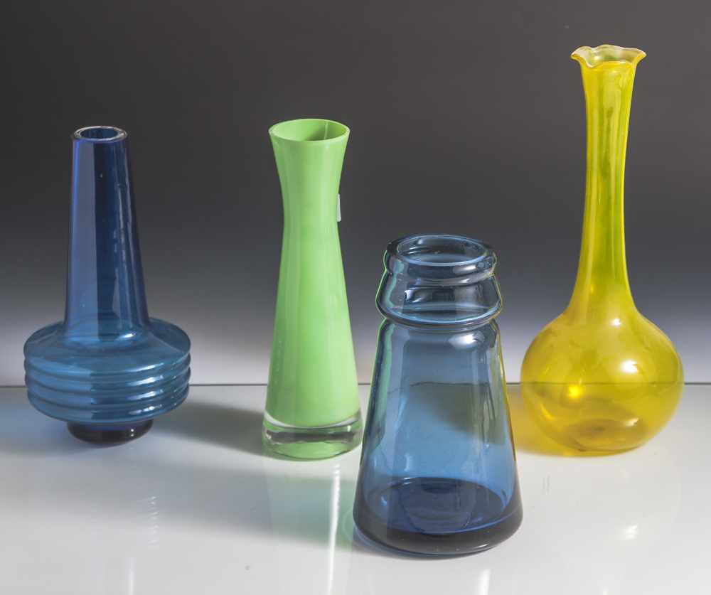 Konvolut von vier Vasen, verschiedene Ausführungen, darunter: a) farbloses Glas, dunkelblau