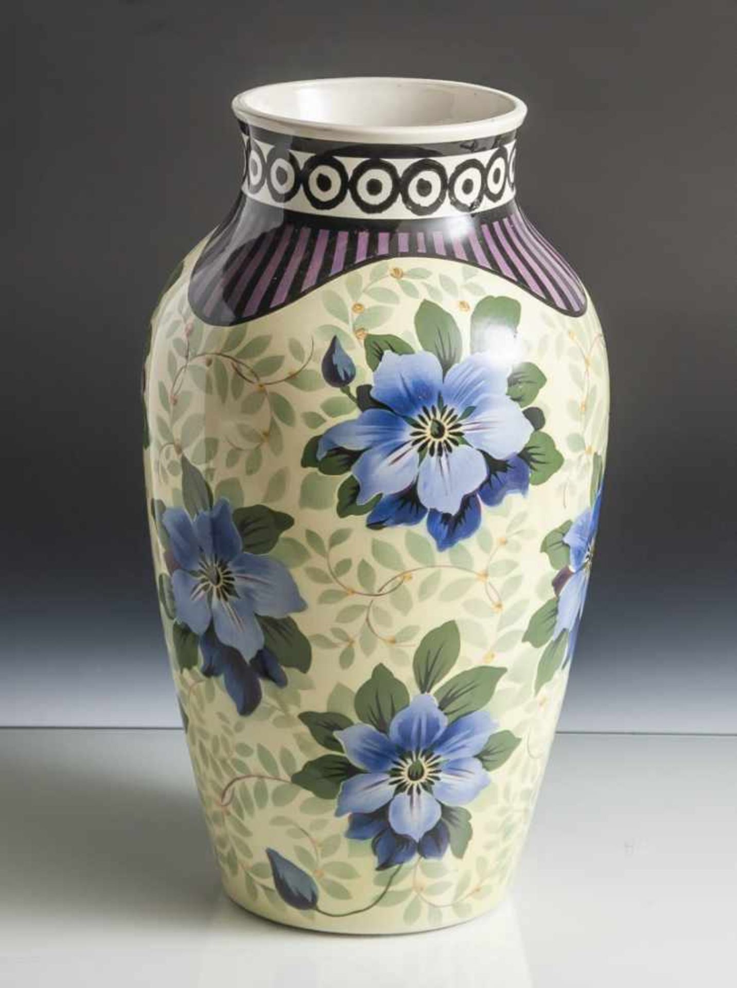 Bodenvase, Villeroy & Boch Wallerfangen, 1920er Jahre, polychromer Spritzdekor "Mia" (blaue Blüten