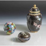 3 Teile Cloisonné-Metallarbeiten, China, 20. Jahrhundert, 2 Deckeldosen und 1 Deckelvase, polchromer