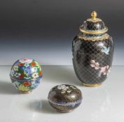 3 Teile Cloisonné-Metallarbeiten, China, 20. Jahrhundert, 2 Deckeldosen und 1 Deckelvase, polchromer