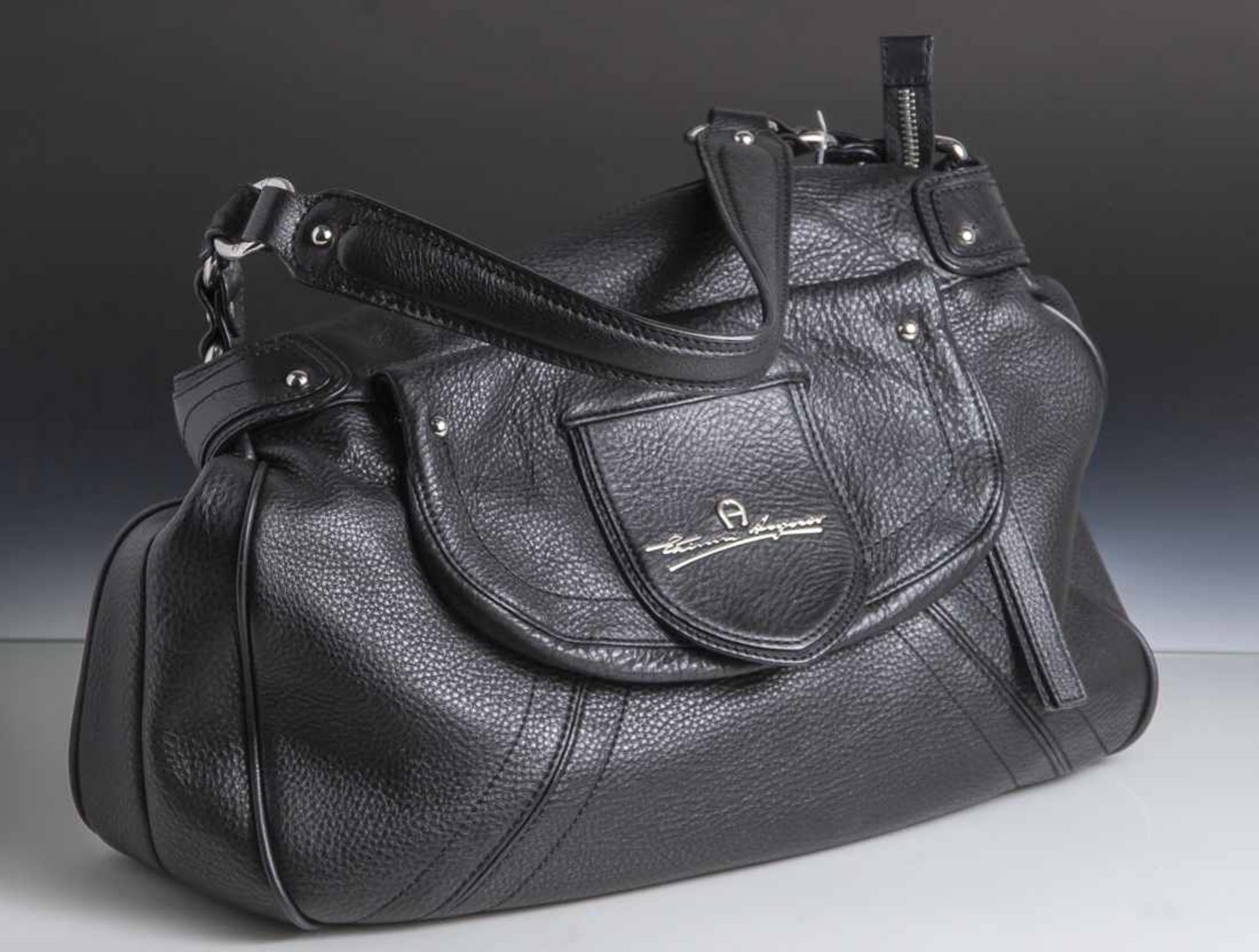 Damenhandtasche, Etienne Aigner, schwarzes Leder, leicht strukturiert, Metallmontierung. 1