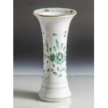 Vase, Meissen, blaue Schwertermarke, Porzellan, goldstaffiert, Dekor indisch grün, zylindrischer