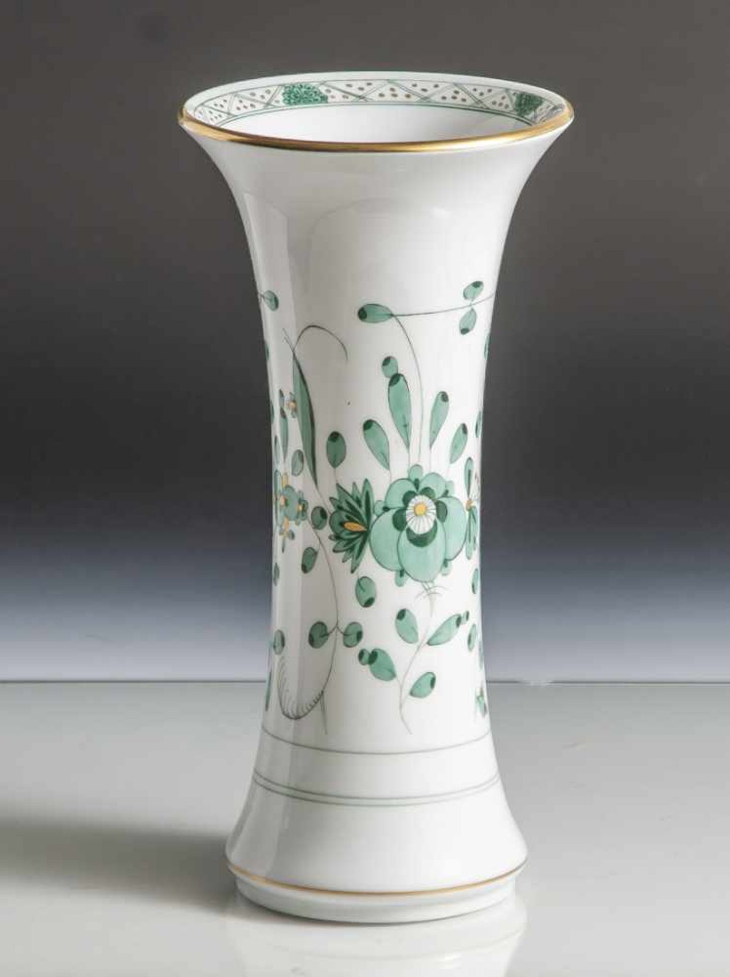 Vase, Meissen, blaue Schwertermarke, Porzellan, goldstaffiert, Dekor indisch grün, zylindrischer