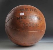 Medizinball, Mitte 20. Jahrundert, Fa. Berg, 3000 gr., dunkelbraunes Leder, genäht, bez. Alters- und