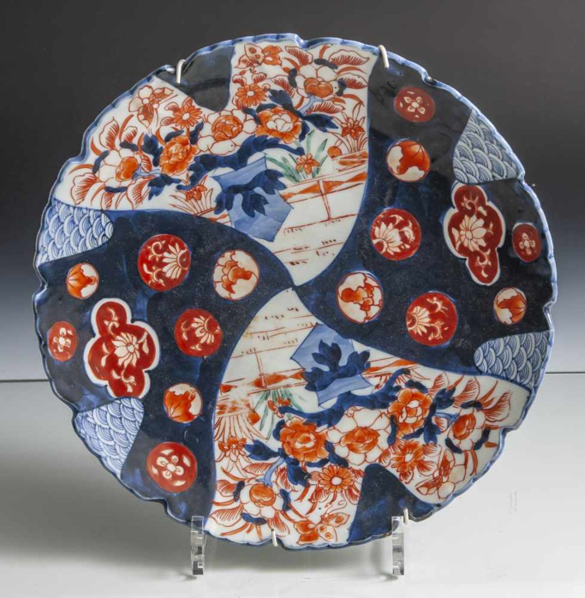 Imari-Teller, Japan, wohl Anfang 20. Jahrhundert, Porzellan mit unterglasurblauem Fond, polychrome