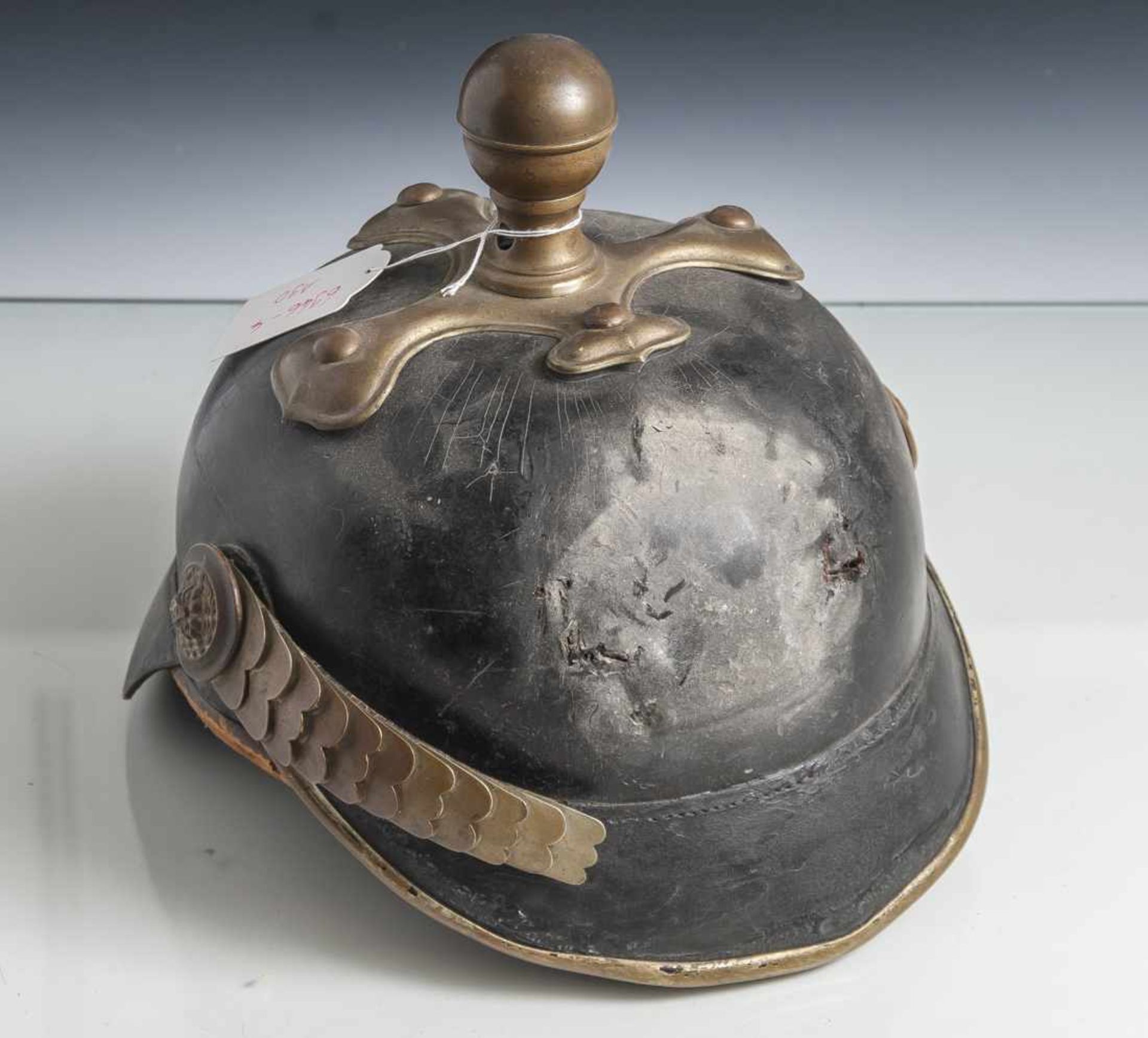 Pickelhauben-Helmkorpus, wohl Artillerie, Schuppenkette teils besch., Emblem fehlt, sonst in gutem