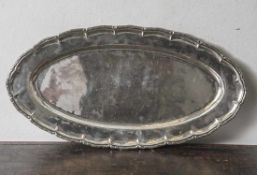 Großes ovales Tablett, Silber, Punze 900, reliefiert gearb. Rand. Ca. 61,5 x 32 cm, ca. 1420 gr.