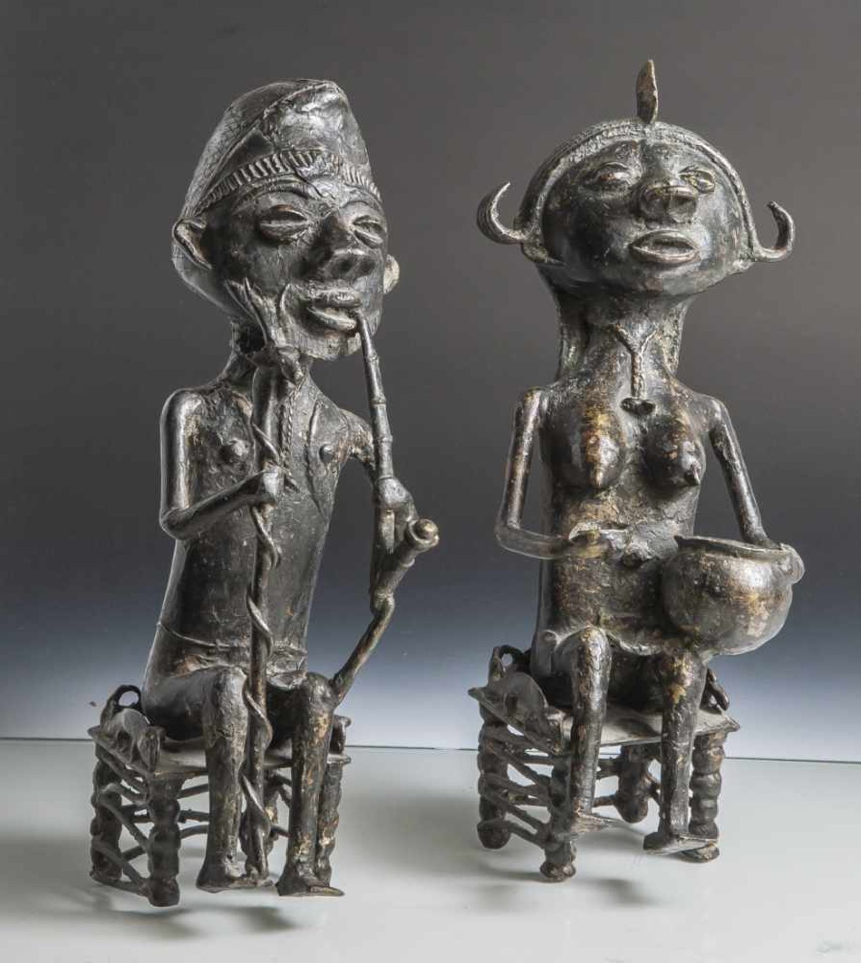 2 Bronzefiguren, Mossi, Burkina Faso, auf Hockern sitzende männliche und weibliche Figur. Die