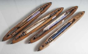 Vier Webschiffchen, Holz/Metall, 20. Jahrhundert, je mit Garnspule. Aus einer Seidenweberei in