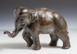 Tierplastik, kl. Elefantenbulle, um 1900, bronziert. H. ca. 15 cm, L. ca. 23 cm.