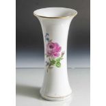 Vase, Meissen, blaue Schwertermarke (2 Schleifstriche), Porzellan, goldstaffiert, Blumendekor,