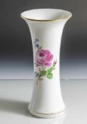 Vase, Meissen, blaue Schwertermarke (2 Schleifstriche), Porzellan, goldstaffiert, Blumendekor,