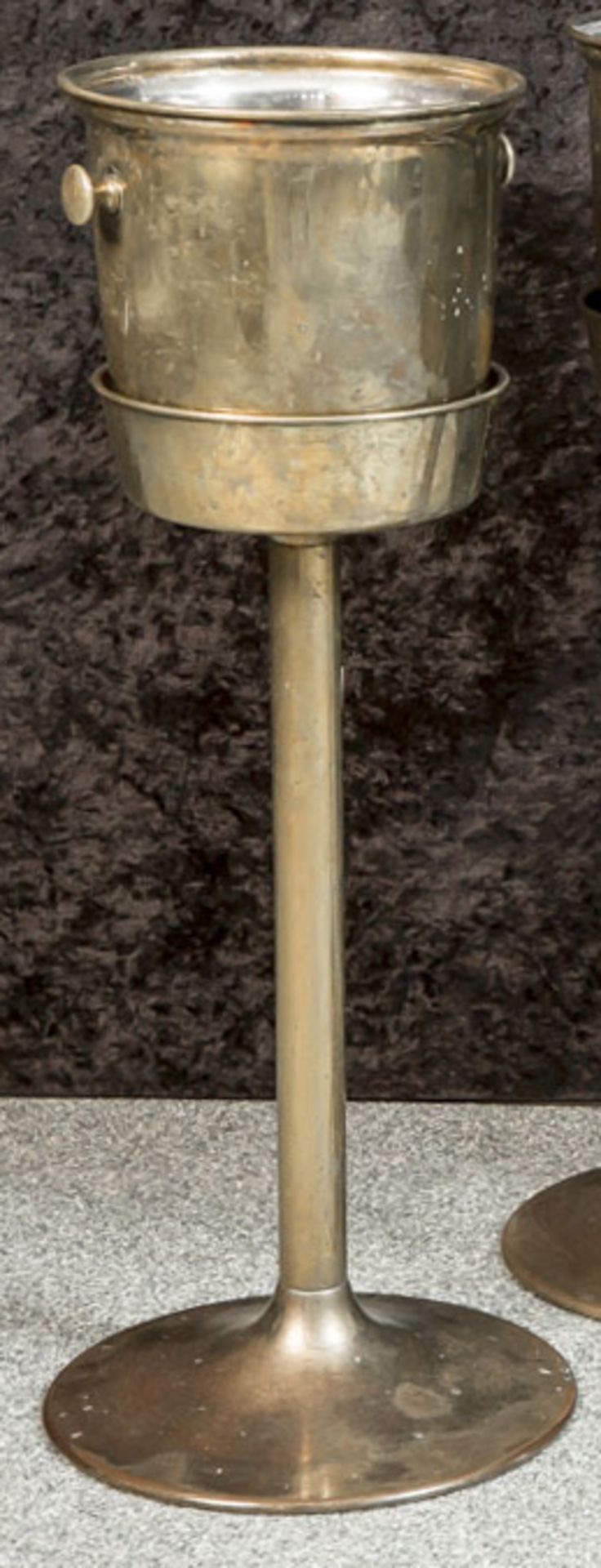 Champagner- u. Sektkühler, wohl 50er/60er Jahre, Messing, auf hohem Standfuß. H. ca. 77 cm.