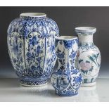 3 verschiedene Keramikvasen, 20. Jahrhundert, 2 x Delft, mit Blau-Weißmalerei, 1 x China mit