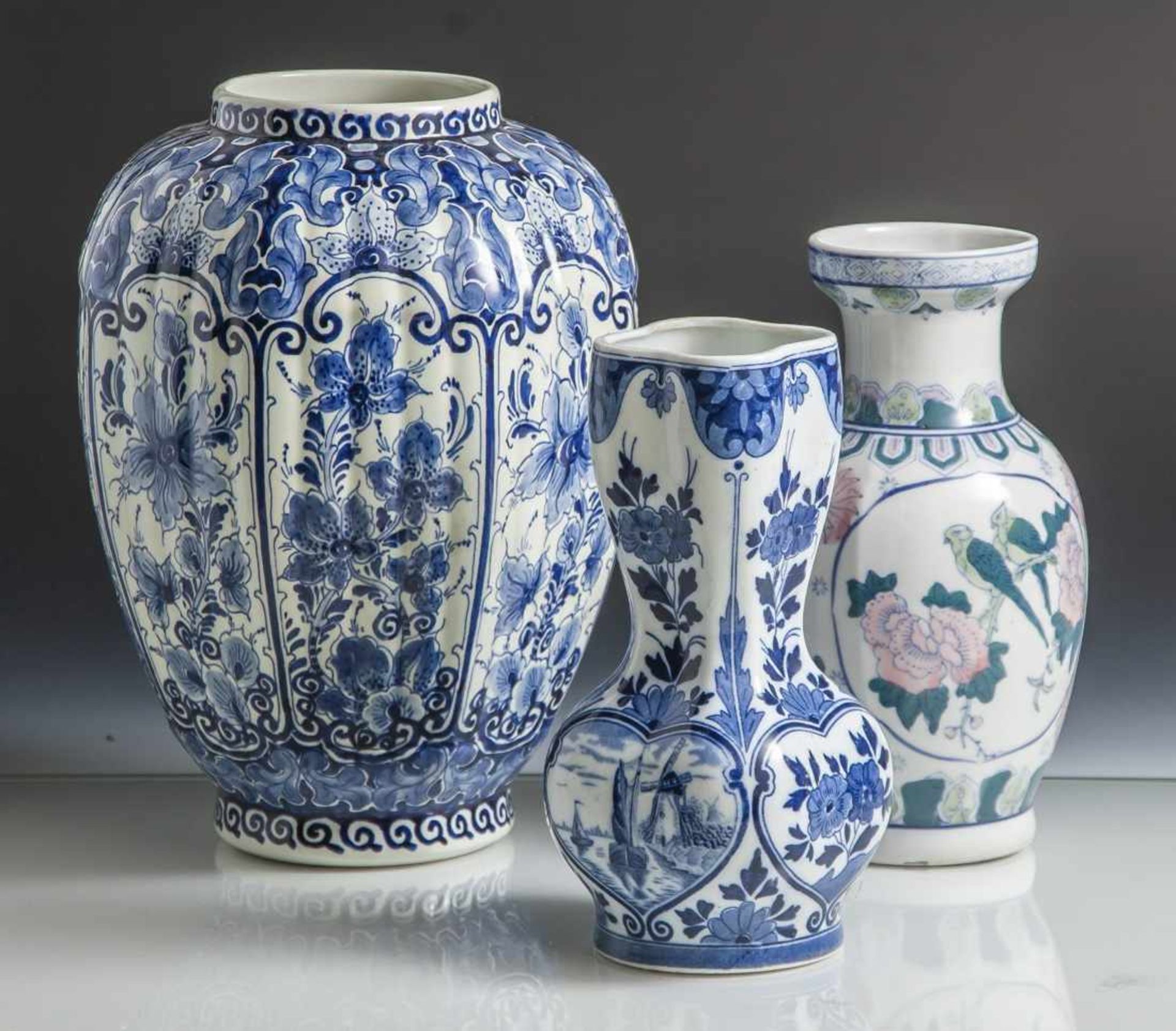 3 verschiedene Keramikvasen, 20. Jahrhundert, 2 x Delft, mit Blau-Weißmalerei, 1 x China mit