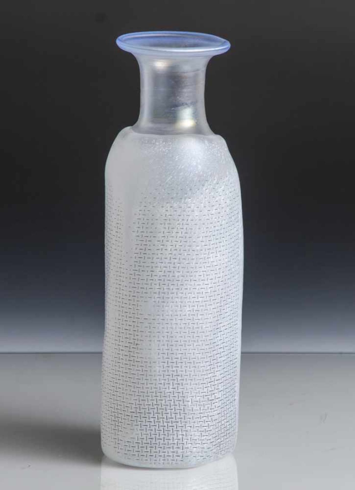 Vase, Boda, Schweden, ungleichmäßig eingezogener zylindrischer Korpus, opak-weiß mit