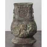 Bronzevase im archaischen Stil, China, wohl Ming-Dynastie, mit großen taotie-Masken und stilisierten