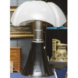 Große Tischlampe, sog. Pipistrello, Entwurf Gaetana Aulenti (1927-2012), Kunststoff und Stahl,