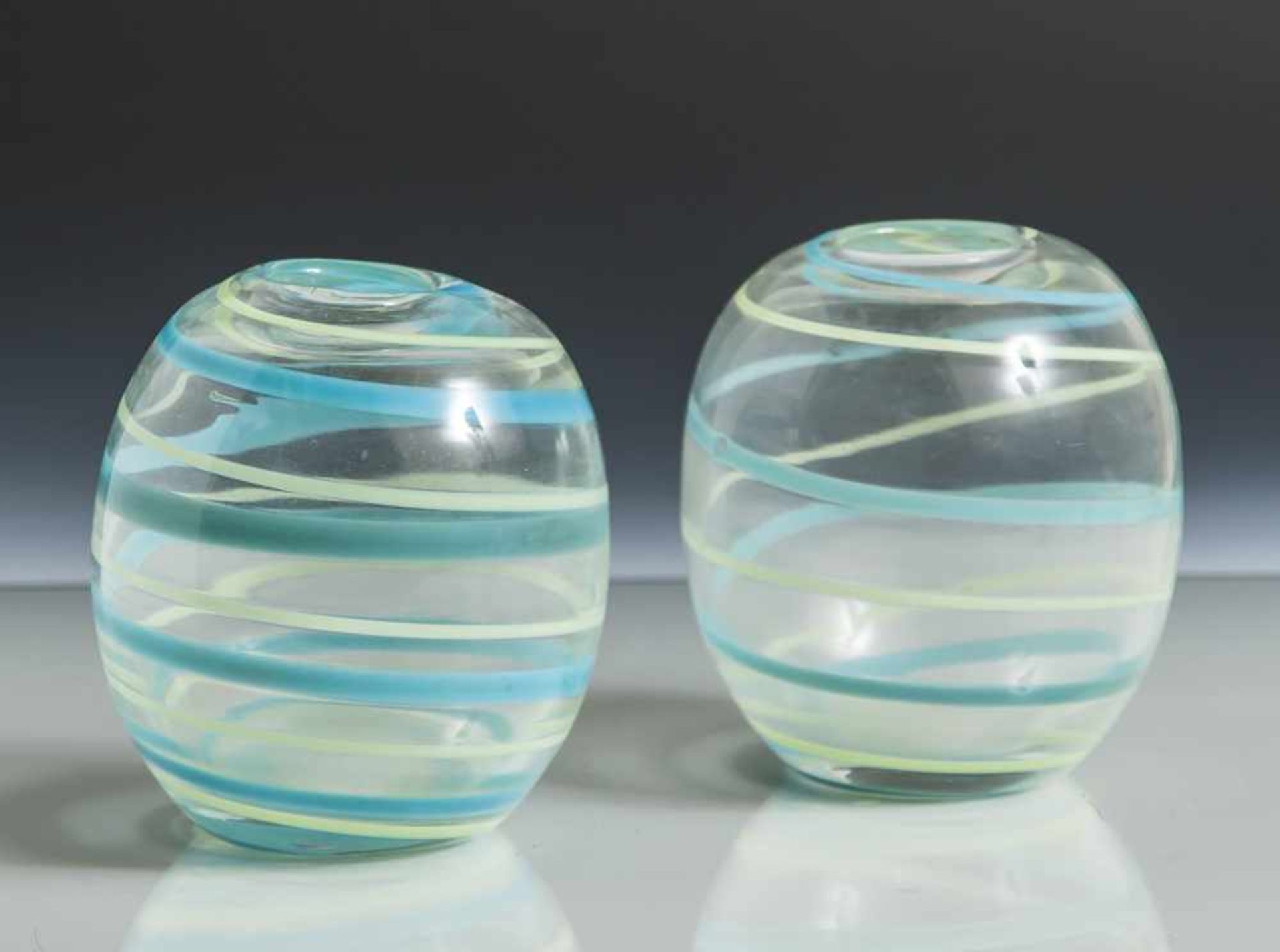 Paar kleine Vasen, farbloses Glas, spiralförmiges Liniendekor in Pastellblau und -grün, bauchige
