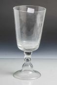 Großes Kelchglas, farbloses Glas, doppelte Trichterform mit angedeutetem Mittelnodus. H. ca. 29,5,