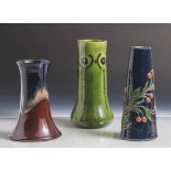 Drei verschiedene Vasen, Keramik, darunter: a) konisch zulaufender Gefäßkörper, auf dunkelblauem