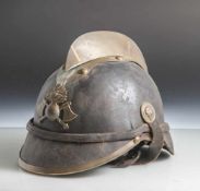 Alter Feuerwehrhelm, 19. Jahrhundert, Lederkorpus mit Metallbeschlägen, ungereinigter Bodenfund.