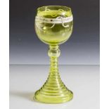 Weinrömer, Historismus, gelb-grünes Glas, runde Kuppa auf getrepptem Balusterfuß mit