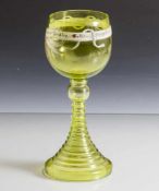 Weinrömer, Historismus, gelb-grünes Glas, runde Kuppa auf getrepptem Balusterfuß mit