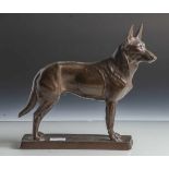 Kayserzinn, Schäferhund auf rechteckiger Plinthe stehend, Bronzefarben patiniert, Unterboden