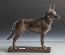 Kayserzinn, Schäferhund auf rechteckiger Plinthe stehend, Bronzefarben patiniert, Unterboden