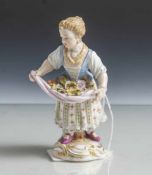 Figurine, Blumenmädchen, Meissen, blaue Knaufschwertermarke, Porzellan, polychrom bemalt,