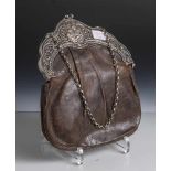 Damenhandtasche, 19. Jahrhundert/ um 1900, Tasche aus braunem Leder, Bügel versilbert, mit