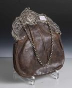 Damenhandtasche, 19. Jahrhundert/ um 1900, Tasche aus braunem Leder, Bügel versilbert, mit