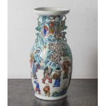 Dekorative Bodenvase, China, 20. Jahrhundert, Porzellan, die Wandung mit polychromer Email-