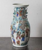 Dekorative Bodenvase, China, 20. Jahrhundert, Porzellan, die Wandung mit polychromer Email-