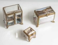 3 Souvenir-Schatullen, um 1900, farbloses, geschliffenes Glas, Messingmontierung. Mit scharnierten