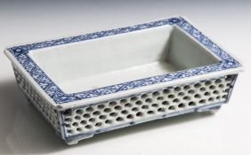 Rechteckige Schale, China, Porzellan, Blau-Weiß-Malerei, über 4 flachen Füßen rechteckige Schale mit