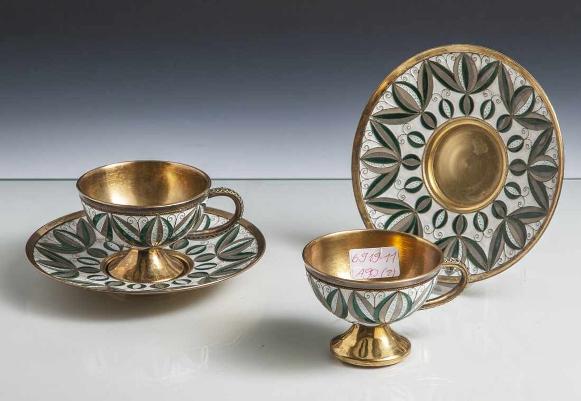 2 Teetassen mit Untertassen, Silber 916, Sowjetunion, Marke seit 1958. Die Wandung mit polychromem