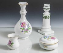 Posten Meissen, blaue Schwertermarke 20. Jahrhundert, 4 Teile: Kerzenständer Weinlaub, H. ca. 16 cm,