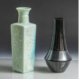 2 Vasen, um 1920, 1) keulenförmig, Schwarzglas mit Silberfadendekor. H. ca. 22 cm (Abrieb); 2)