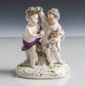 Figurine, 2 Putti mit Blumen, Meissen, blaue Schwertermarke, Modellnr. 2991, Porzellan, polychrom