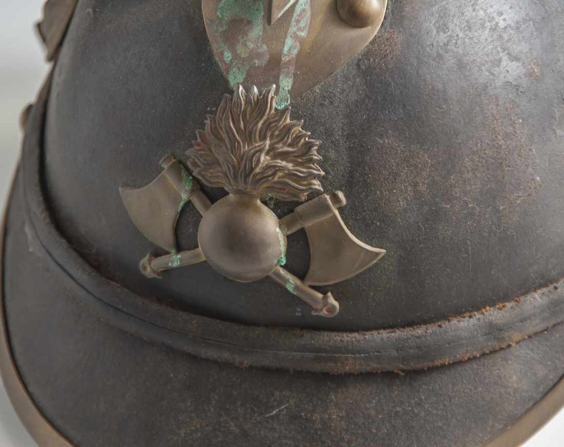 Alter Feuerwehrhelm, 19. Jahrhundert, Lederkorpus mit Metallbeschlägen, ungereinigter Bodenfund. - Image 2 of 3