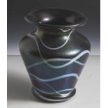 Vase, wohl Lötz, um 1900, Jugendstil, Glas, blau irisierend mit aufgeschmolzenen weissen Fäden,