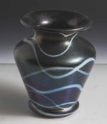 Vase, wohl Lötz, um 1900, Jugendstil, Glas, blau irisierend mit aufgeschmolzenen weissen Fäden,