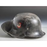 Feuerwehr-Stahlhelm, Deutschland, ca. 1933-1945, Innenleben aus Leder, Embleme teilw. sichtbar, in