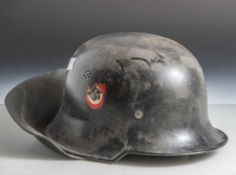 Feuerwehr-Stahlhelm, Deutschland, ca. 1933-1945, Innenleben aus Leder, Embleme teilw. sichtbar, in