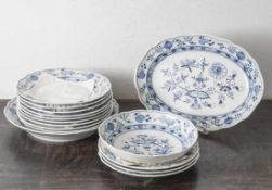 Serviceteile, Meissen, blaue Schwertermarke seit 1934, Zwiebelmuster, 15 Teile, bestehend aus 12