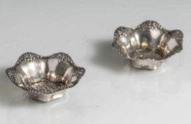 2 Salzschälchen, Silber 800 und 830. Sechskantform, mit floralem Reliefdekor. DM. ca. 7 cm, ca. 23,2